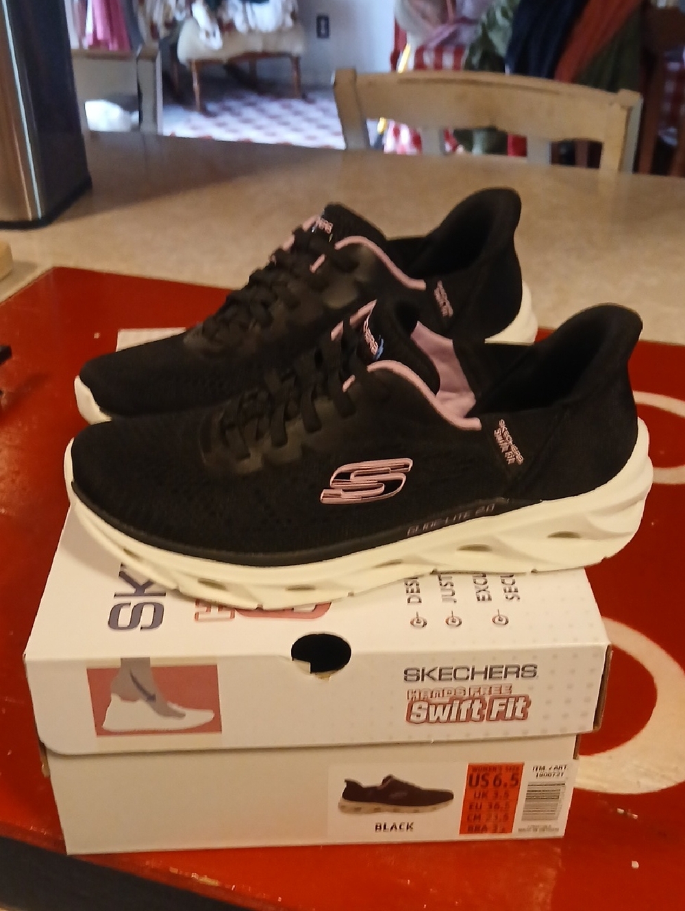 Womens Size 6.5 Skechers Swift Fit  Walking Shoes
